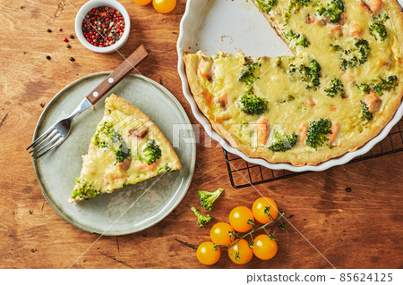 Homemade quiche with red fish, salmon, broccoli and cheese on wooden background 85624125