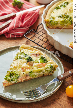 Homemade quiche with red fish, salmon, broccoli and cheese on wooden background 85624127
