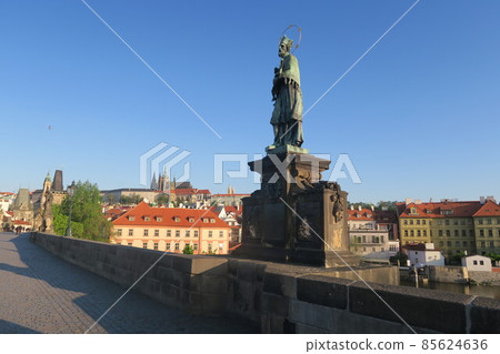 查理大橋橫跨世界遺產城市布拉格 85624636