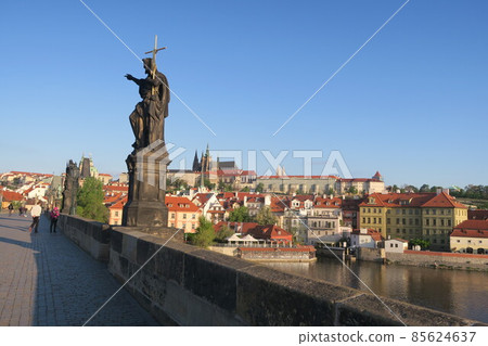 查理大橋橫跨世界遺產城市布拉格 85624637