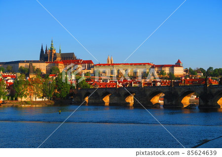 查理大橋橫跨世界遺產城市布拉格 85624639