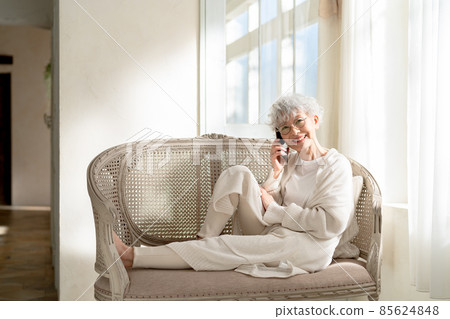 Senior women with a smartphone 85624848