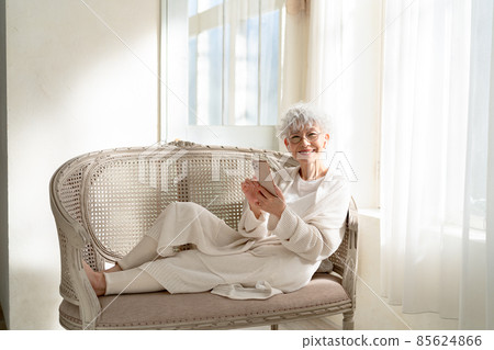 操作智能手機的資深婦女 85624866