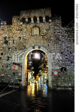 Italy, Sicily, Taormina, Catania Gate, Umberto I Street Italy, Sicily, Taormina, Catania Gate, Umberto I Street 85624982