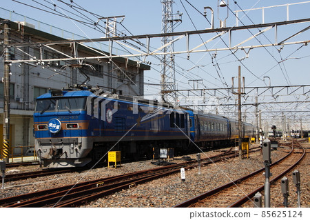Sleeper limited express Hokutosei sent to Oku Rolling Stock Center (blue: EF510 tow) Sleeper limited express Hokutosei sent to Oku Rolling Stock Center (blue: EF510 tow) 85625124
