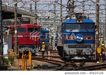 Sleeper limited express Hokutosei sent to Oku Rolling Stock Center (blue: EF510 tow) Sleeper limited express Hokutosei sent to Oku Rolling Stock Center (blue: EF510 tow) 85625126