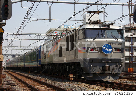 Sleeper limited express Hokutosei sent to Oku Rolling Stock Center (silver: EF510 tow) Sleeper limited express Hokutosei sent to Oku Rolling Stock Center (silver: EF510 tow) 85625159