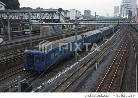 Pushing operation: Sleeper express Hokutosei (out-of-service train) heading towards the ground level platform at Ueno Station Pushing operation: Sleeper express Hokutosei (out-of-service train) heading towards the ground level platform at Ueno Station 85625189