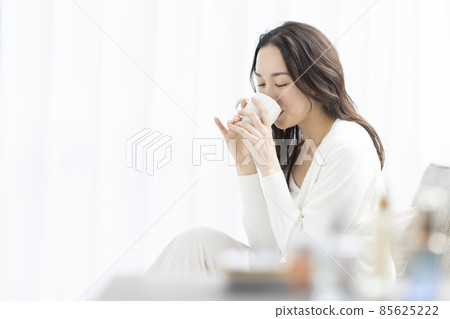 Female lifestyle relaxing tea time 85625222