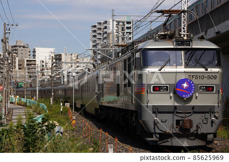 Sleeper limited express Cassiopeia sent to Oku Rolling Stock Center (silver: EF510 tow) Sleeper limited express Cassiopeia sent to Oku Rolling Stock Center (silver: EF510 tow) 85625969