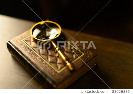 loupe, magnifying glass, book 85626885