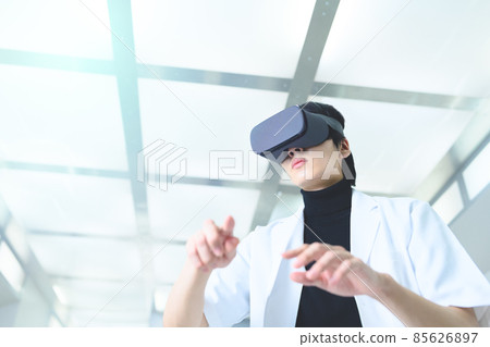 未來空間：一個穿著實驗室外套的男人 85626897