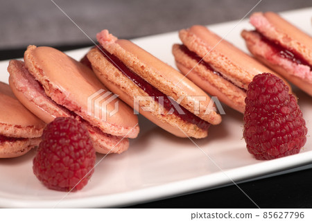 Pastry, Macaroon recipe with raspberry cream filling 85627796