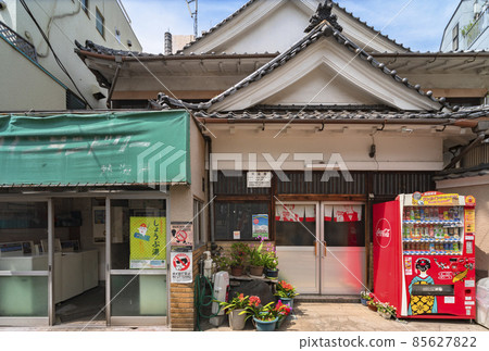[Kagurazaka, Tokyo] Atamiyu sento and coin laundry facade. 85627822