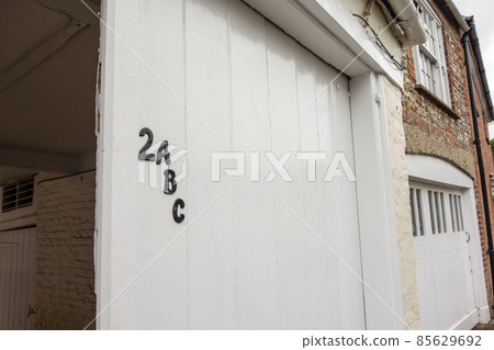 倫敦郊區奇切斯特市一座歷史悠久的磚砌建築上的字母地址展示 倫敦郊區奇切斯特市一座歷史悠久的磚砌建築上的字母地址展示 85629692