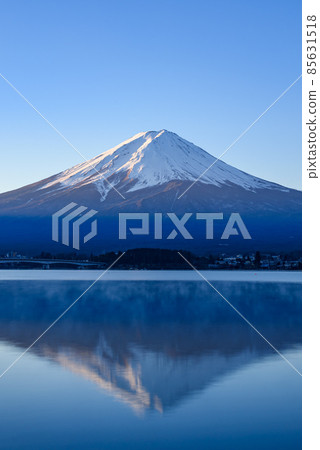 Superb view of upside-down Fuji reflected in Lake Kawaguchi in winter (Red Fuji) Superb view of upside-down Fuji reflected in Lake Kawaguchi in winter (Red Fuji) 85631518