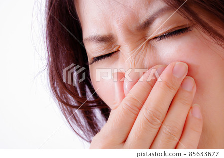 Female covering the nose Female covering the nose 85633677