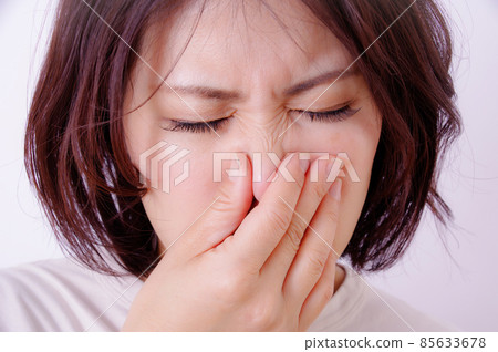 女性捂著鼻子 85633678