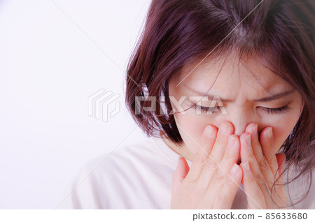女性捂著鼻子 85633680
