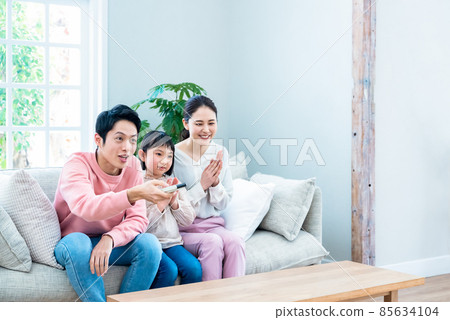 和家人一起看電視 和家人一起看電視 85634104