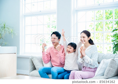 Watch TV with your family Watch TV with your family 85634162