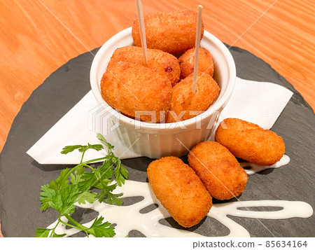 Spanish food, prosciutto croquette 85634164