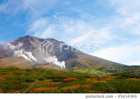 Daisetsuzan Asahidake and the autumn leaves of Sugatadaira 1 85634369