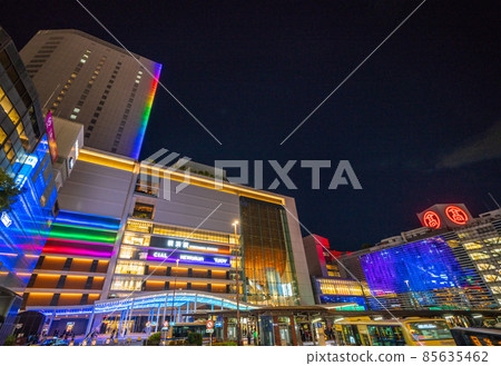 日本橫濱市容俯瞰橫濱站和燈飾 85635462