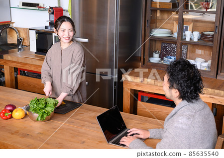 一位丈夫在廚房里和一位可愛的日本女人交談的鳥瞰圖 85635540