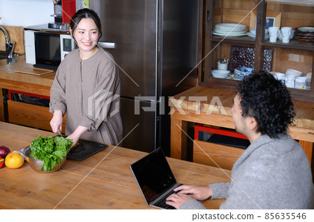 一位丈夫在廚房里和一位可愛的日本女人交談的鳥瞰圖 85635546