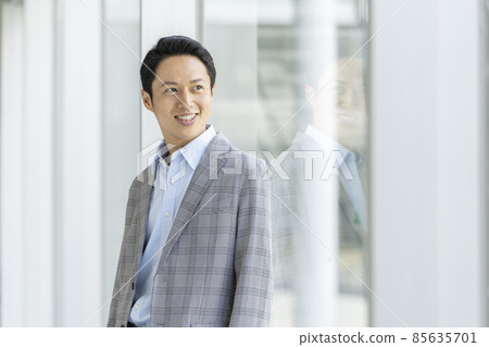 一個三十多歲的男人的肖像 85635701