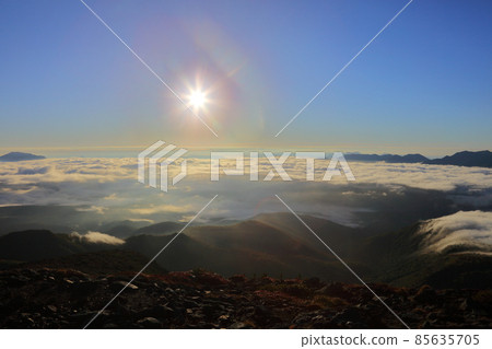 The sun and the sea of clouds_The summit of Mt. Midori, Daisetsuzan The sun and the sea of clouds_The summit of Mt. Midori, Daisetsuzan 85635705