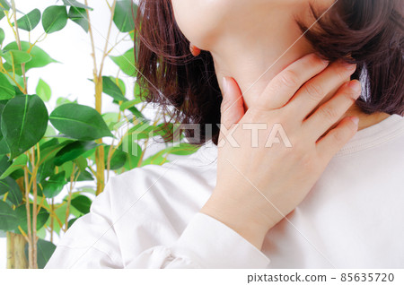 Female touching around the neck 85635720