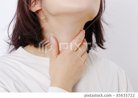 女性撫摸脖子 85635722