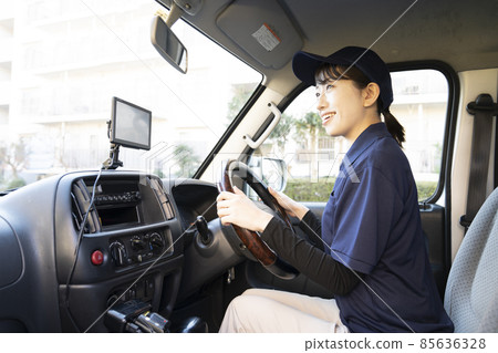 A courier woman smiling in the car A courier woman smiling in the car 85636328