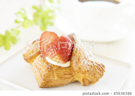 草莓丹麥和熱咖啡 草莓丹麥和熱咖啡 85636386