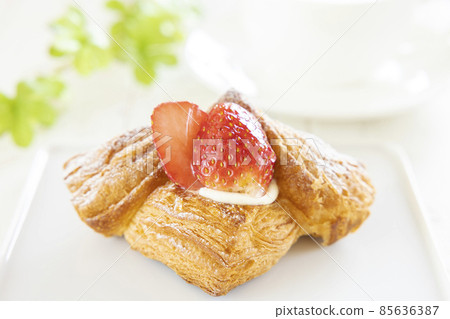 草莓丹麥和熱咖啡 85636387