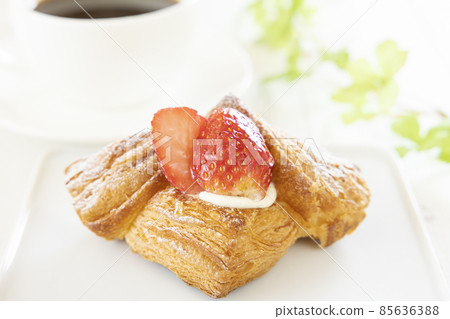 草莓丹麥和熱咖啡 草莓丹麥和熱咖啡 85636388