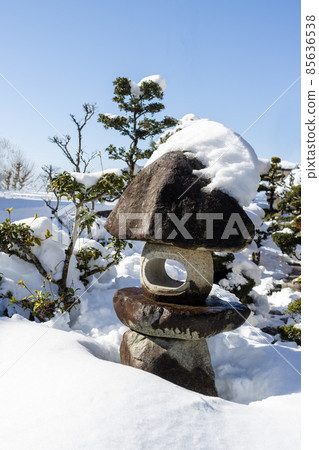 雪景中花園裡的石燈籠 85636538