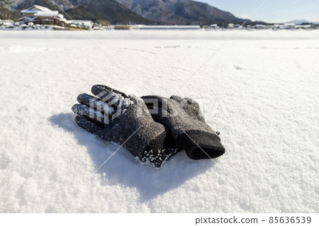 手套放在新雪上 手套放在新雪上 85636539
