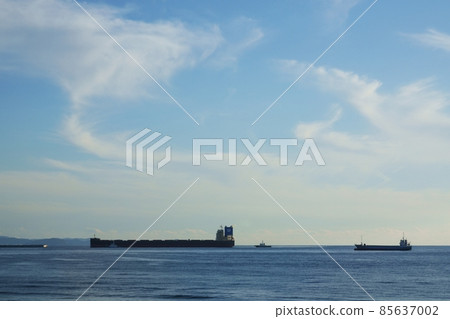 Tanker towed by tugboat Tanker towed by tugboat 85637002