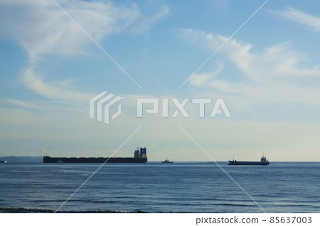 Tanker towed by tugboat Tanker towed by tugboat 85637003