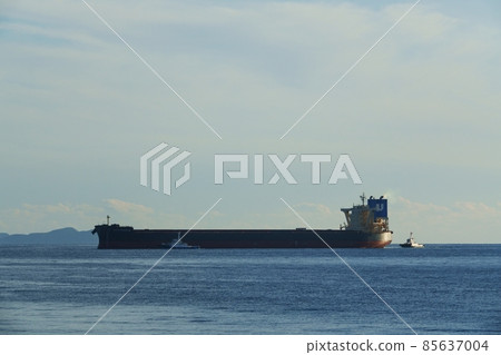 Tanker towed by tugboat Tanker towed by tugboat 85637004