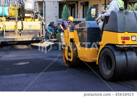 Roller for repairing asphalt pavement Roller for repairing asphalt pavement 85638423