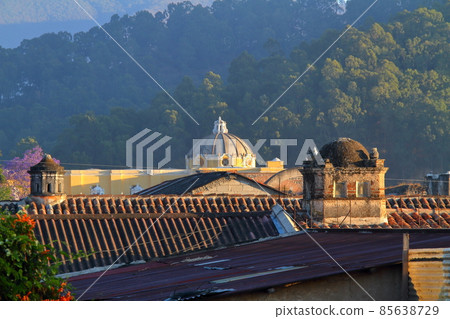 從中美洲危地馬拉薩卡特佩克斯市安提瓜的屋頂看 85638729