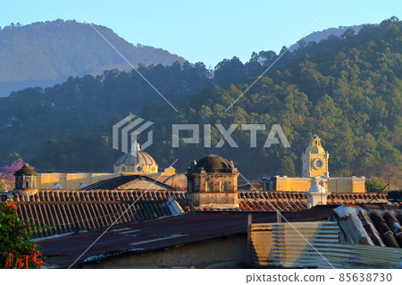 從中美洲危地馬拉薩卡特佩克斯市安提瓜的屋頂看 85638730