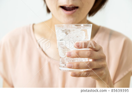 喝碳酸水的中年婦女 喝碳酸水的中年婦女 85639395