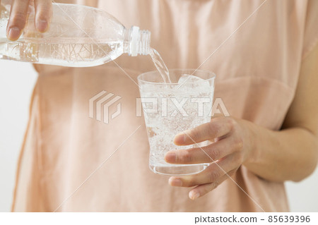 喝碳酸水的中年婦女 85639396
