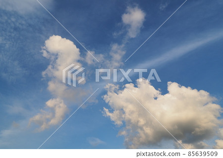 漂浮在夏天天空的各種各樣的形狀有趣的雲彩 漂浮在夏天天空的各種各樣的形狀有趣的雲彩 85639509