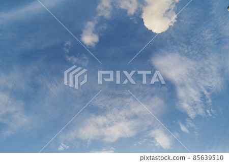 漂浮在夏天天空的各種各樣的形狀有趣的雲彩 85639510